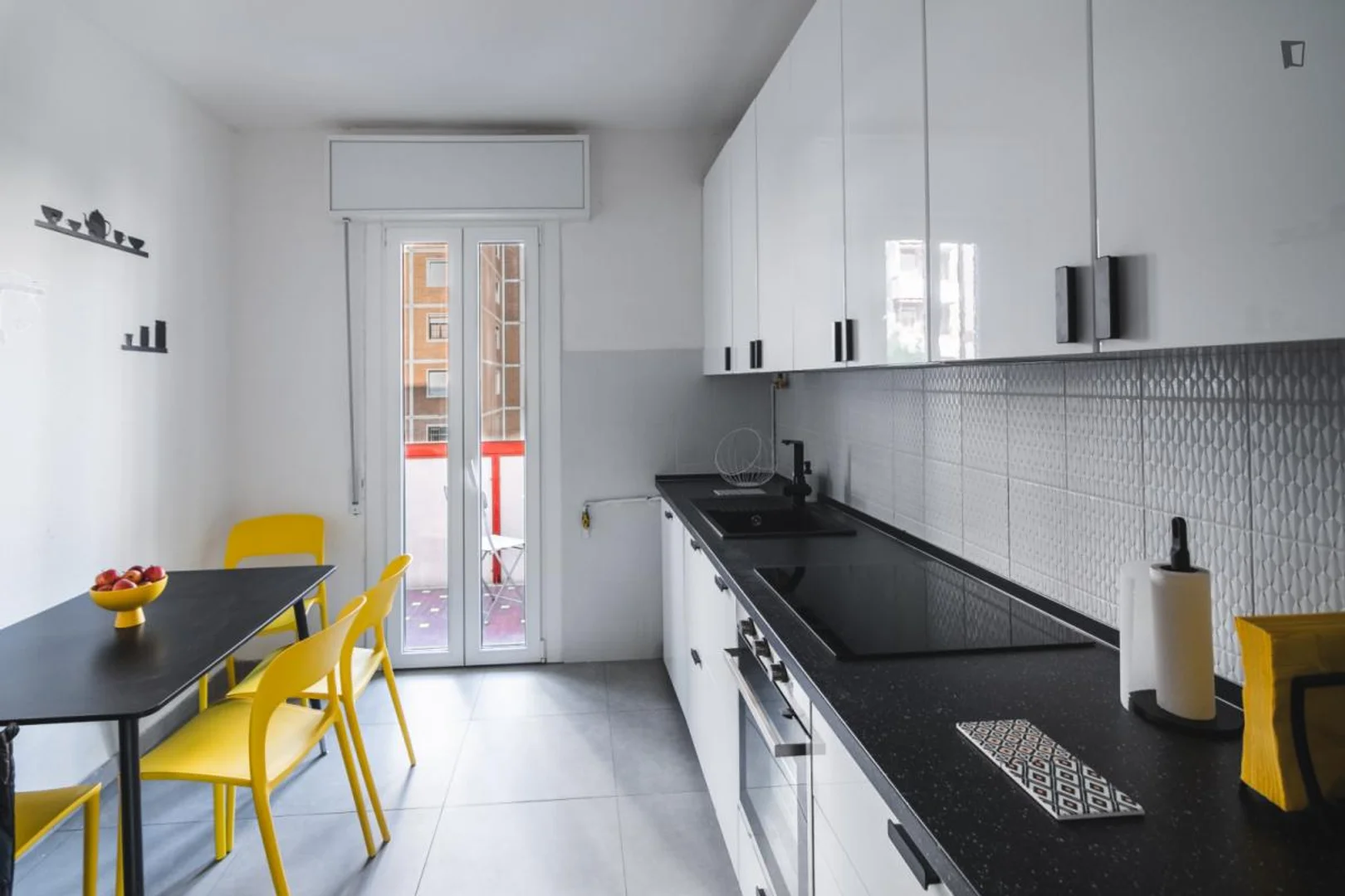 Bright and airy student room with easy university access in 