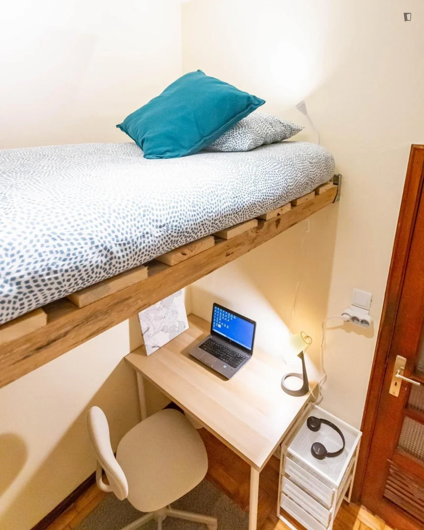 Chambre d'étudiant lumineuse et aérée avec accès facile à l'université dans 