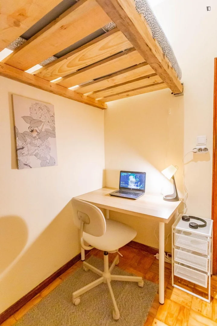 Chambre confortable pour étudiants disponible dans 
