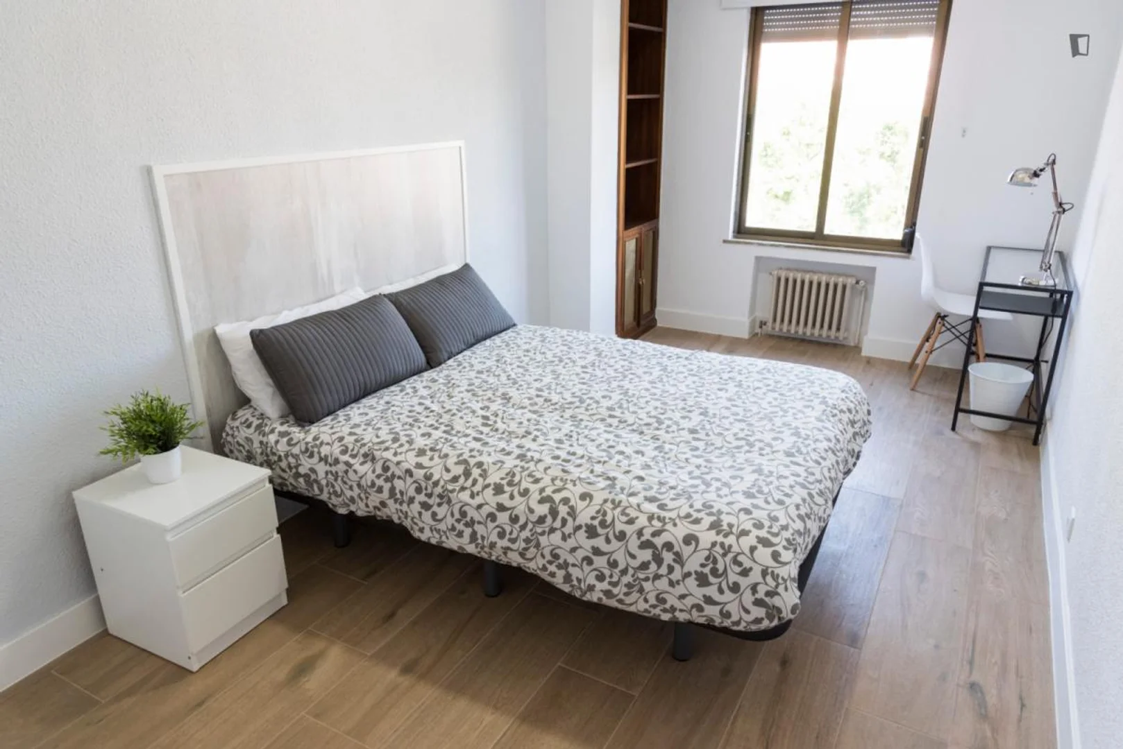 Habitación estudiantil luminosa y aireada con fácil acceso a la universidad en