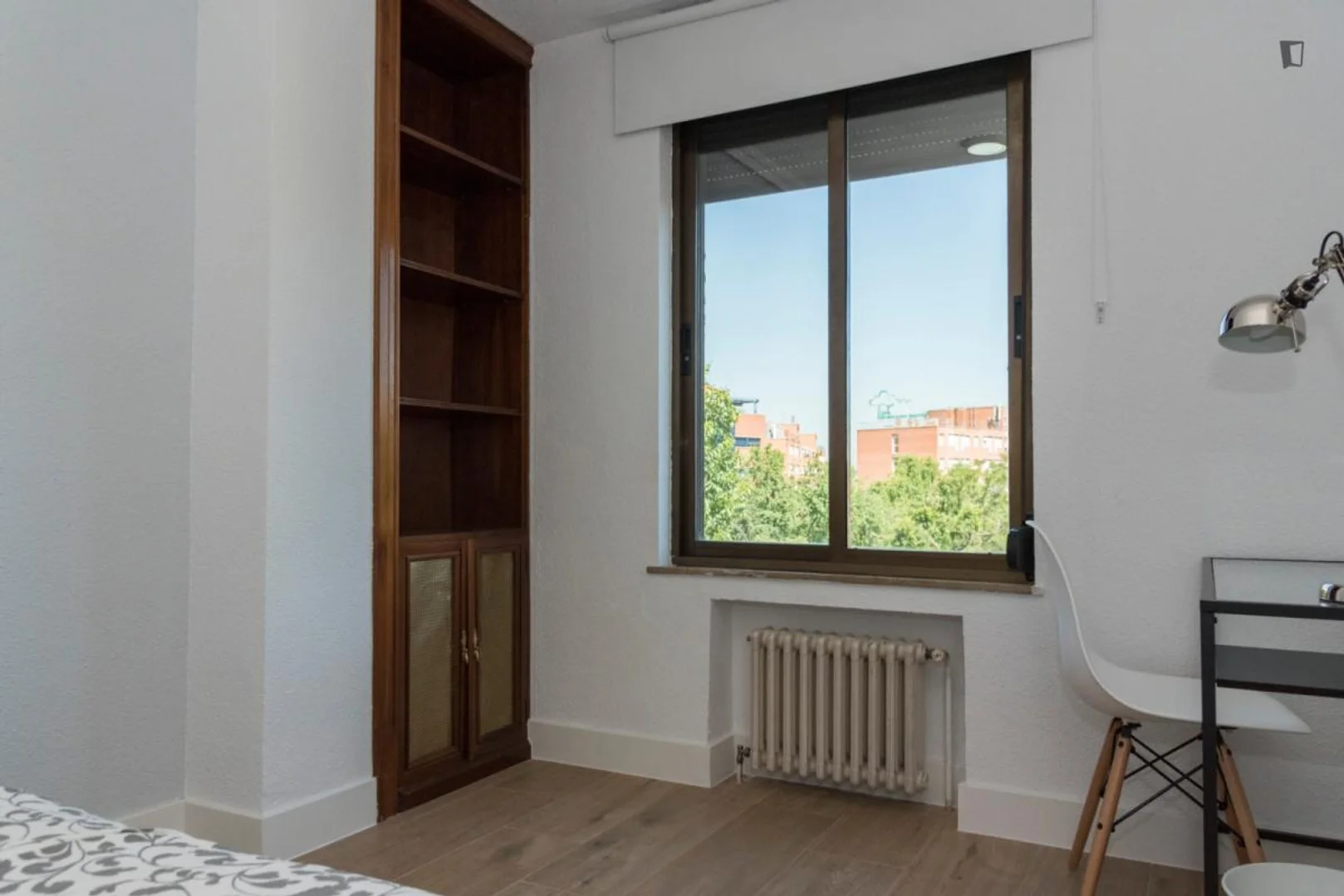 Habitación asequible para estudiantes con buena iluminación en