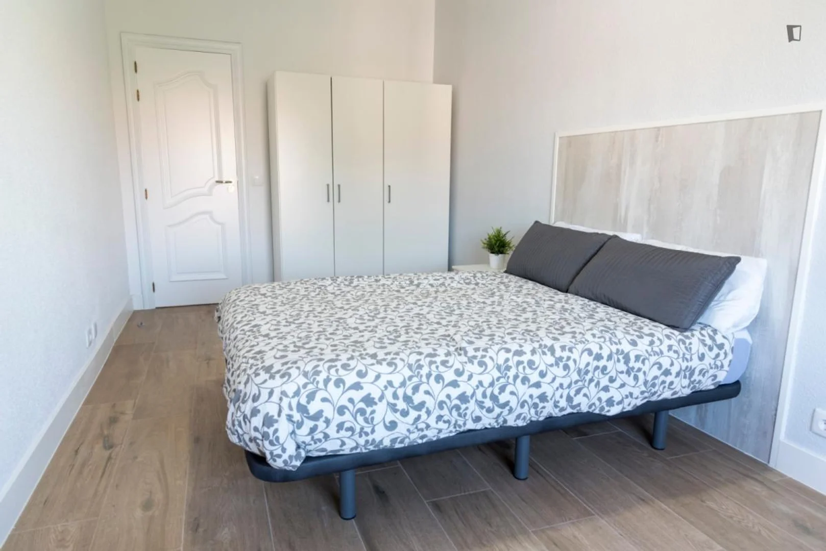 Habitación estudiantil luminosa y aireada con fácil acceso a la universidad en