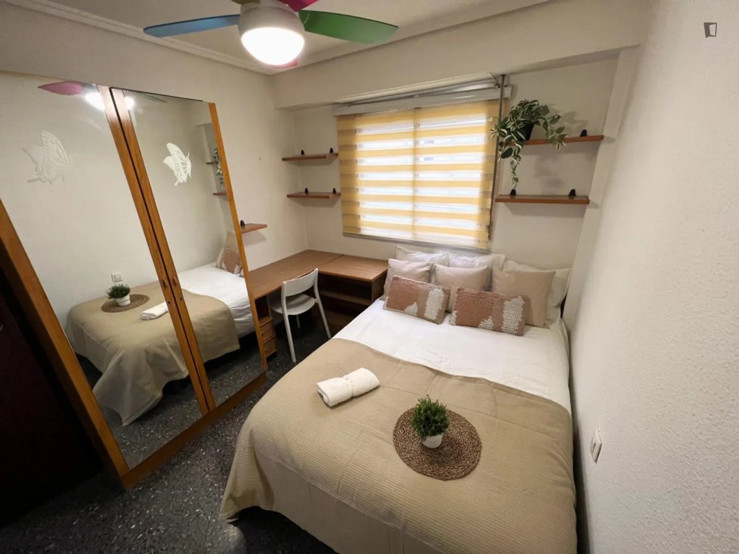 Chambre d'étudiant à avec espace d'étude et installations communes