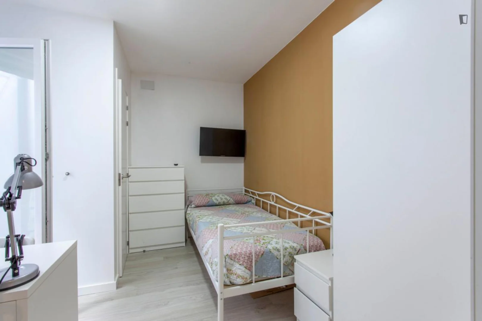 Habitación para estudiantes en con área de estudio y facilidades compartidas
