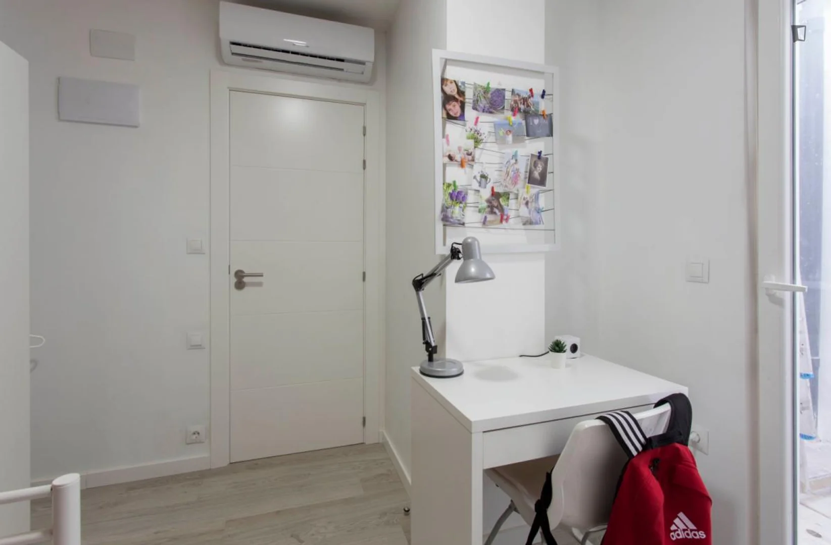 Habitación estudiantil funcional perfecta para estudiar en