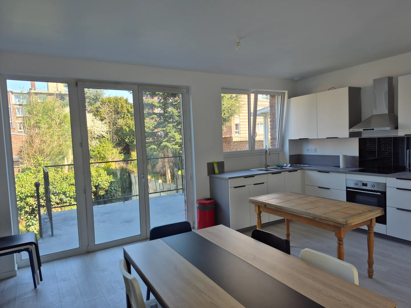 Chambre d'étudiant à  avec espace d'étude et installations communes