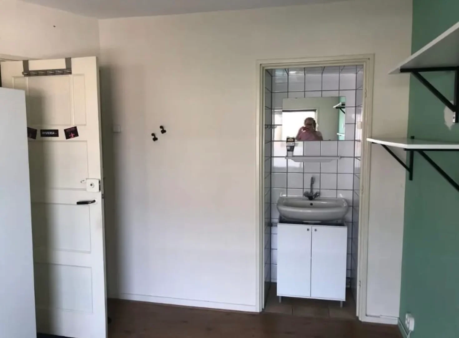 Habitación estudiantil funcional perfecta para estudiar en 