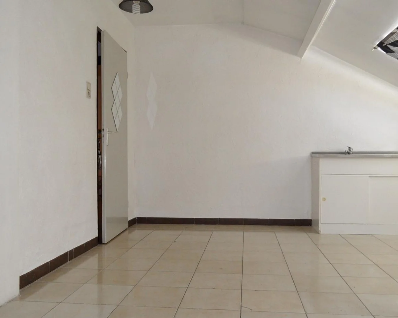 Camera per studenti in  con area studio e servizi in comune