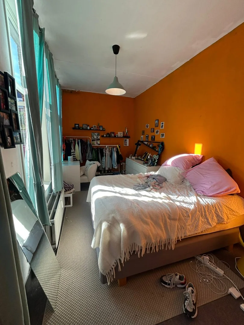Chambre d'étudiant à  avec espace d'étude et installations communes