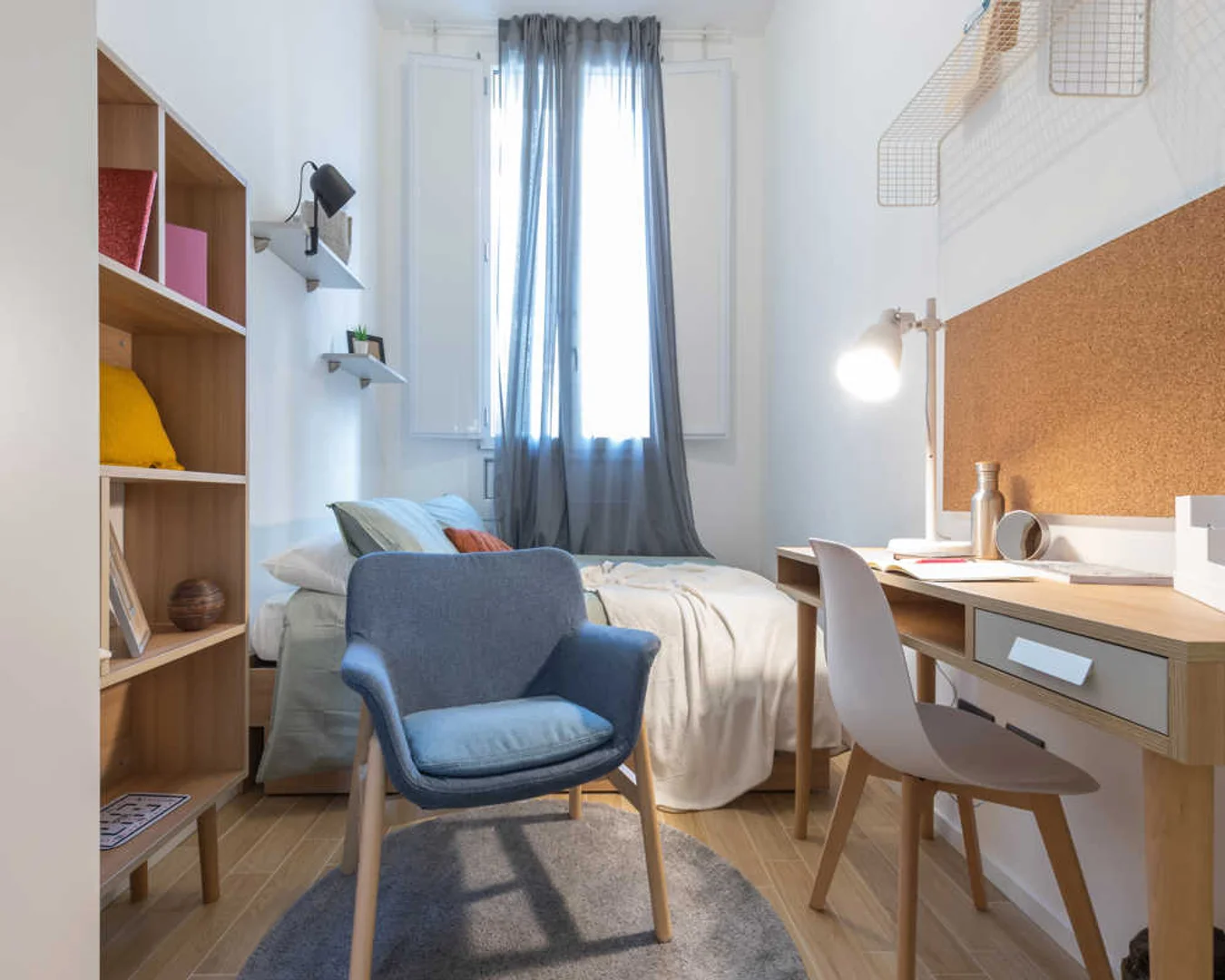 Habitación estudiantil funcional perfecta para estudiar en 