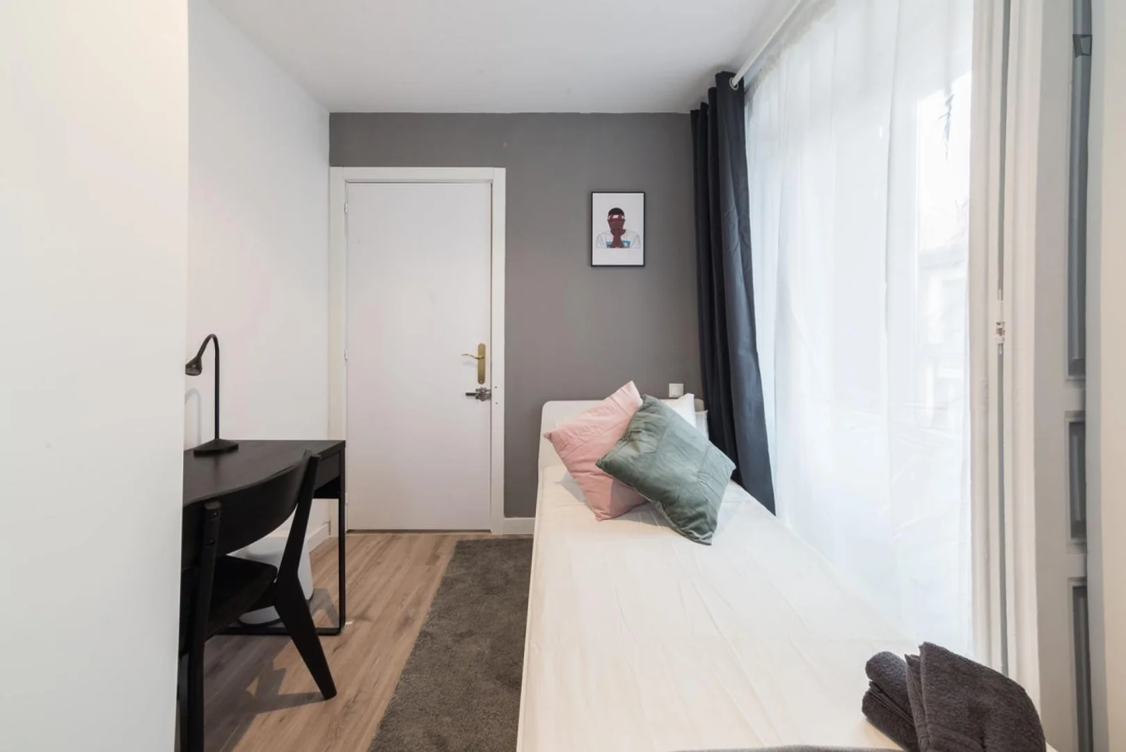 Habitación para estudiantes en con área de estudio y facilidades compartidas