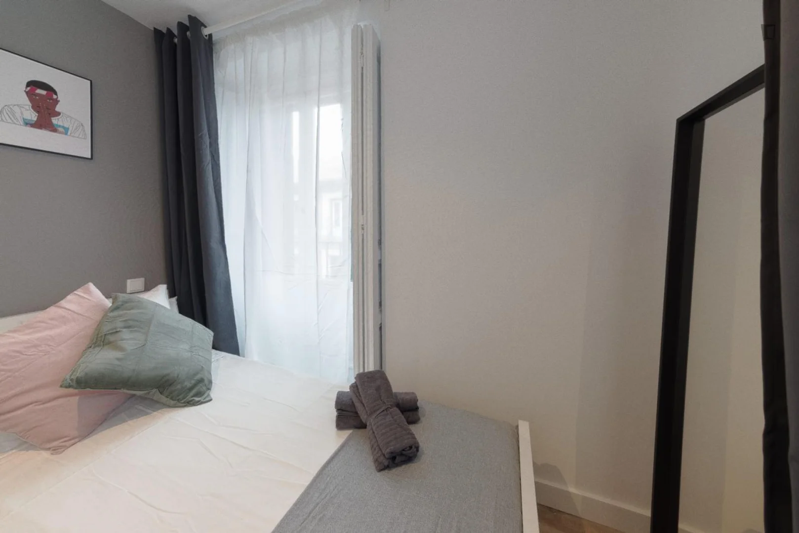 Habitación estudiantil amplia y cómoda en