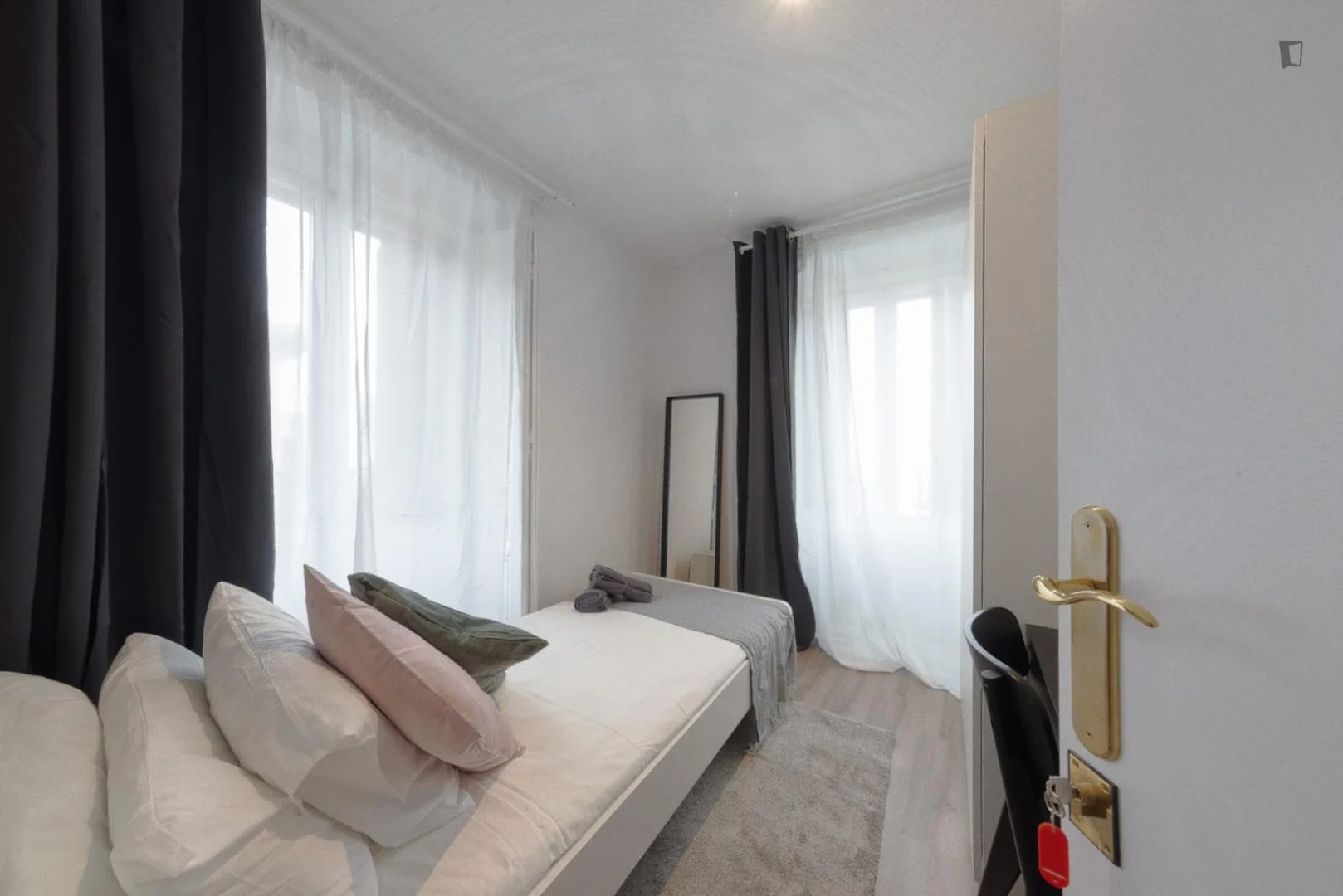 Habitación asequible para estudiantes con buena iluminación en