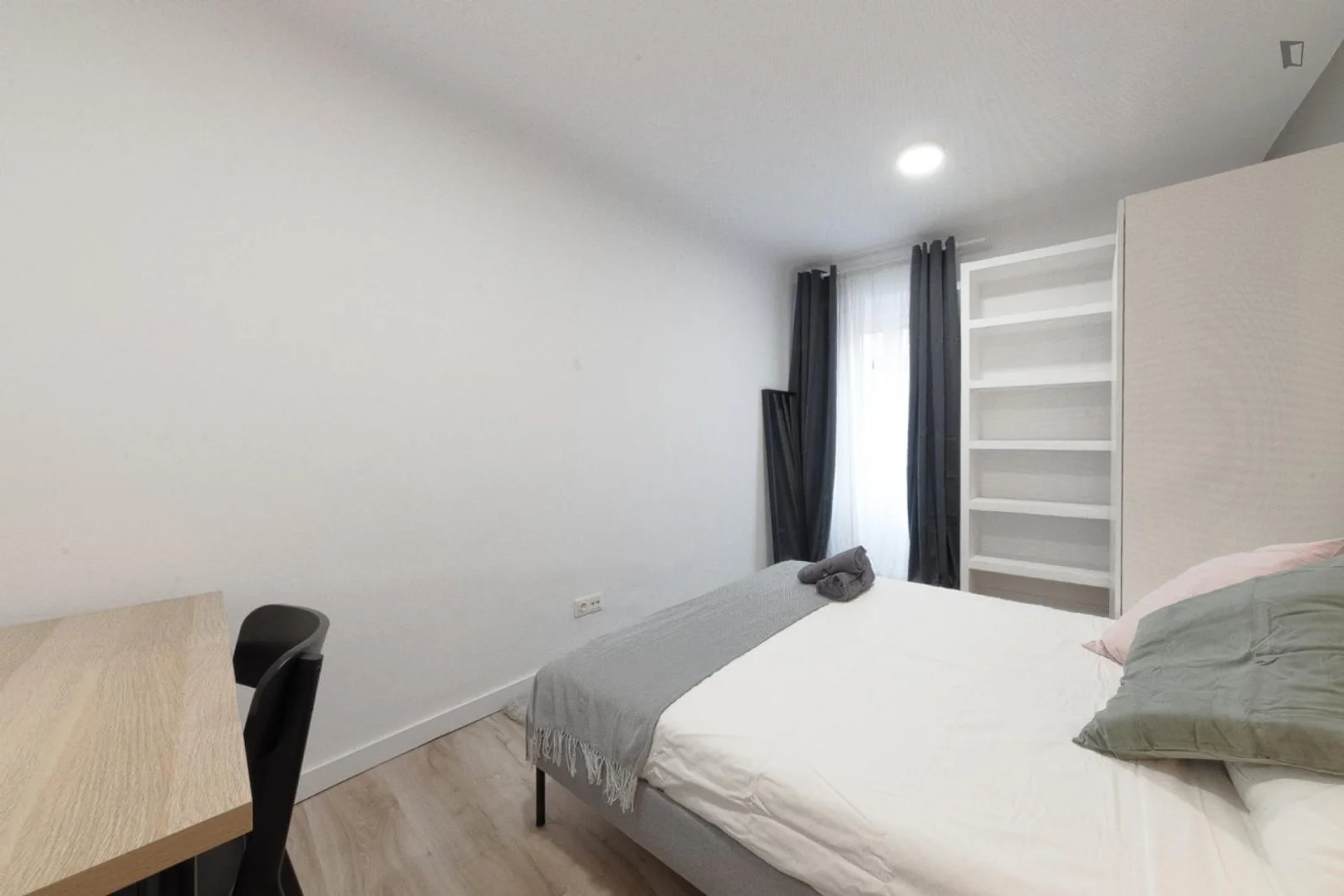 Habitación estudiantil económica con ubicación conveniente en