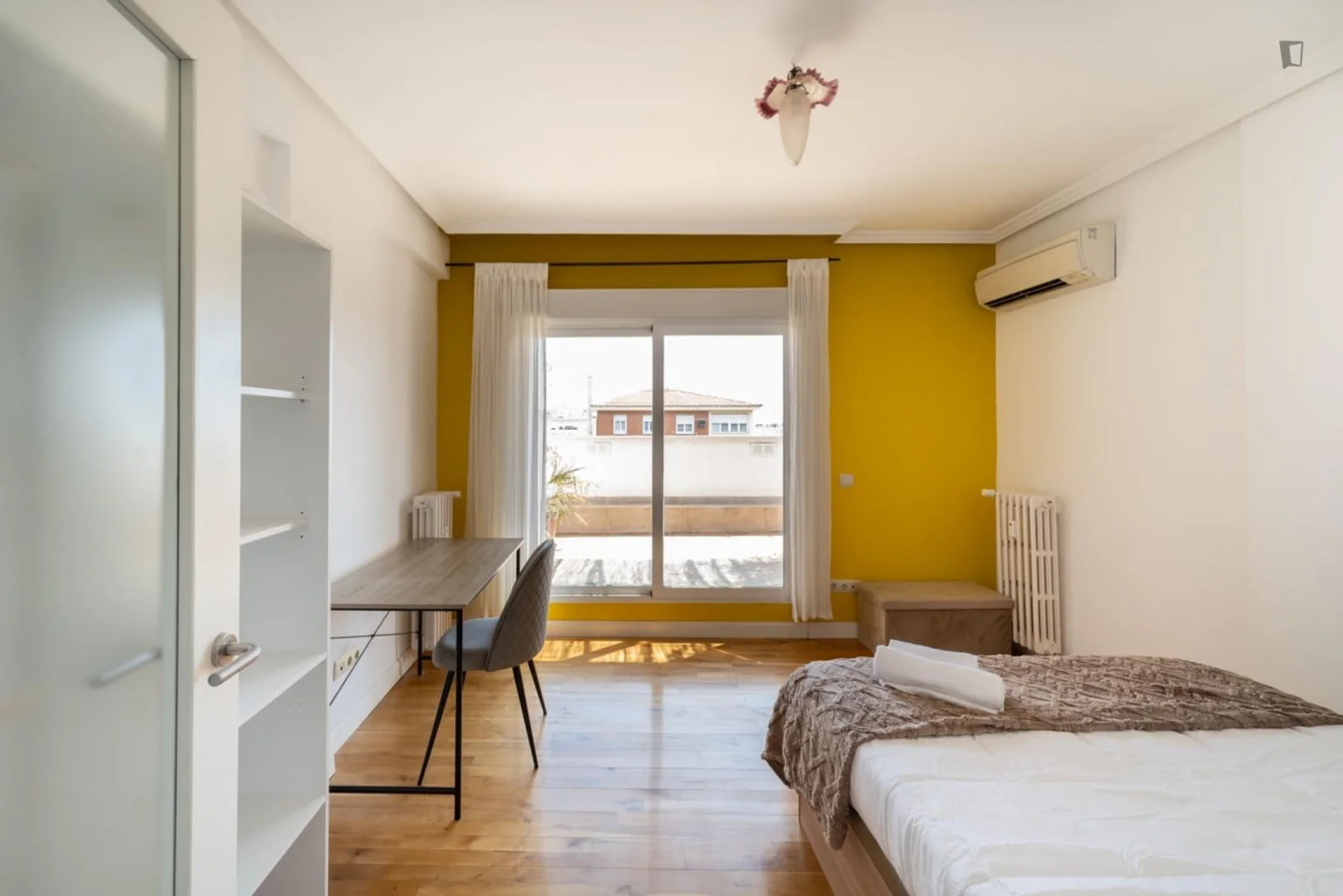 Habitación en apartamento estudiantil en alquiler en , completamente amueblado