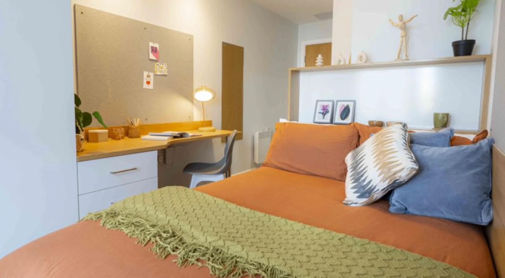 Chambre d'étudiant à  avec espace d'étude et installations communes