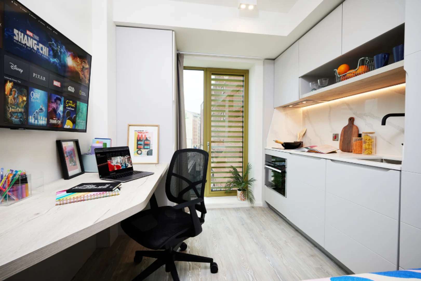 Estudio minimalista para estudiantes en  con distribución eficiente