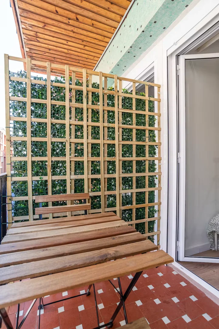 Quarto acessível para estudantes com iluminação ampla em 