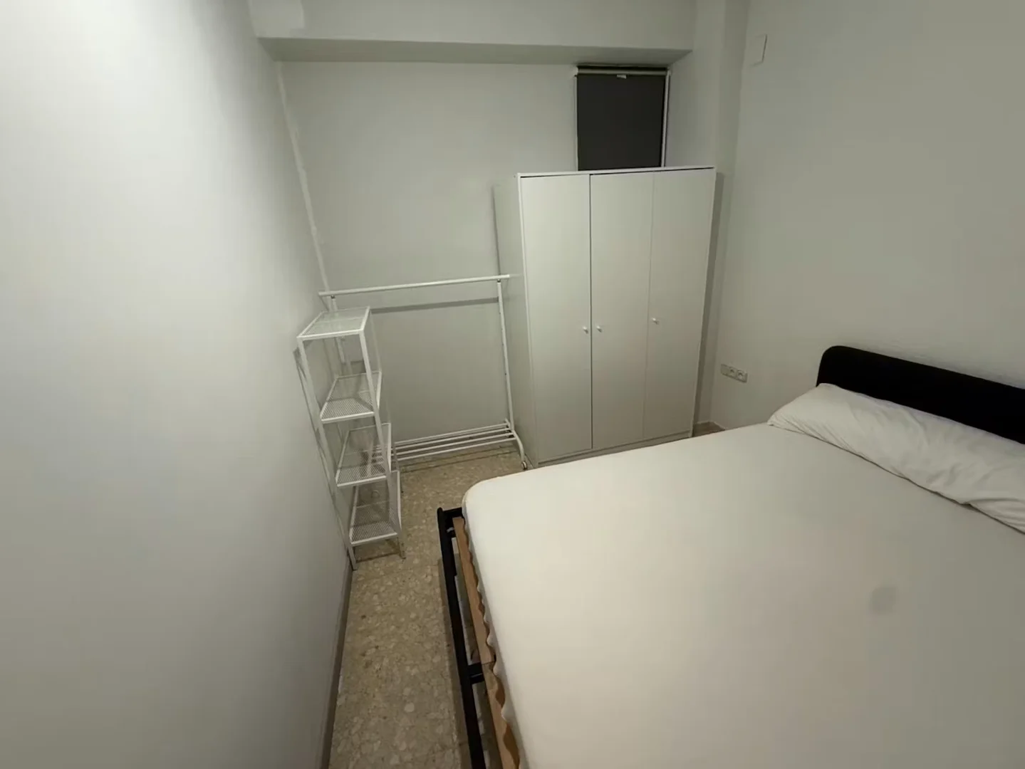 Quarto acessível para estudantes com iluminação ampla em 