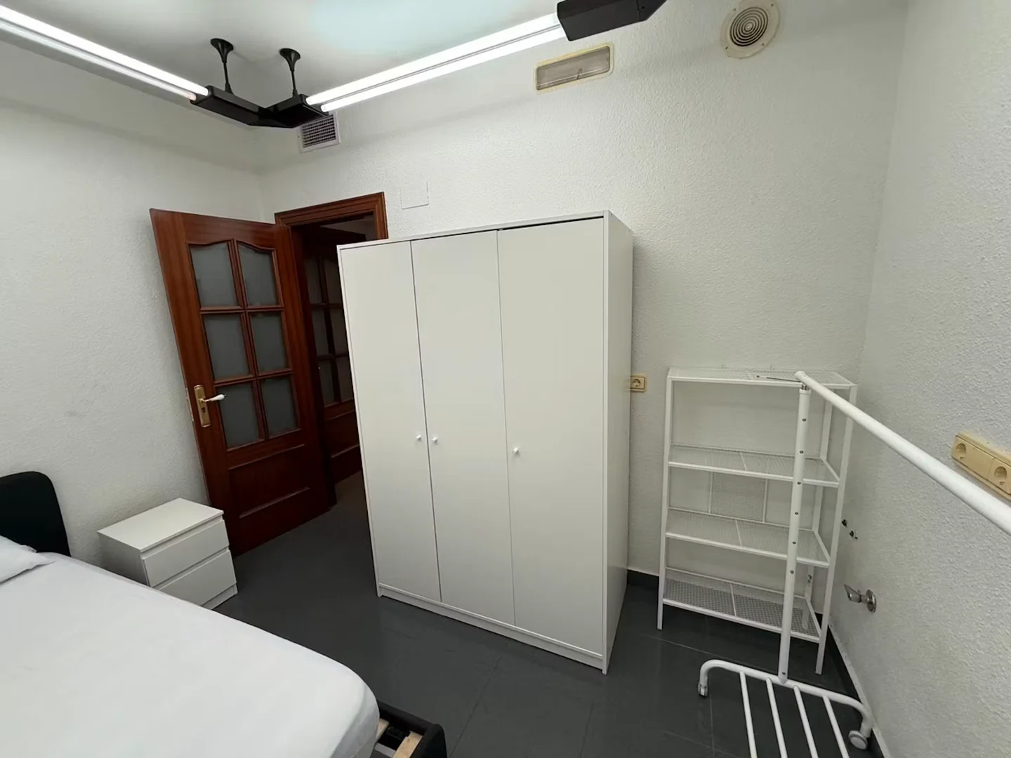 Quarto acessível para estudantes com iluminação ampla em 
