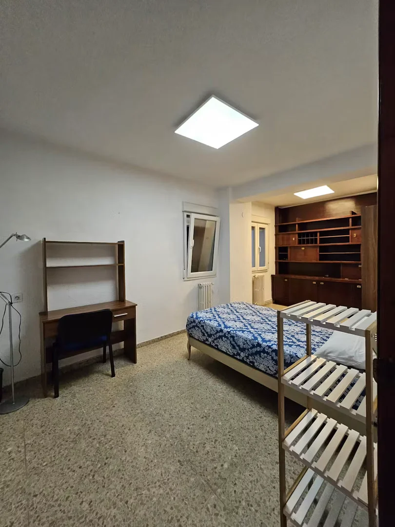 Quarto de estudante económico perto do campus em