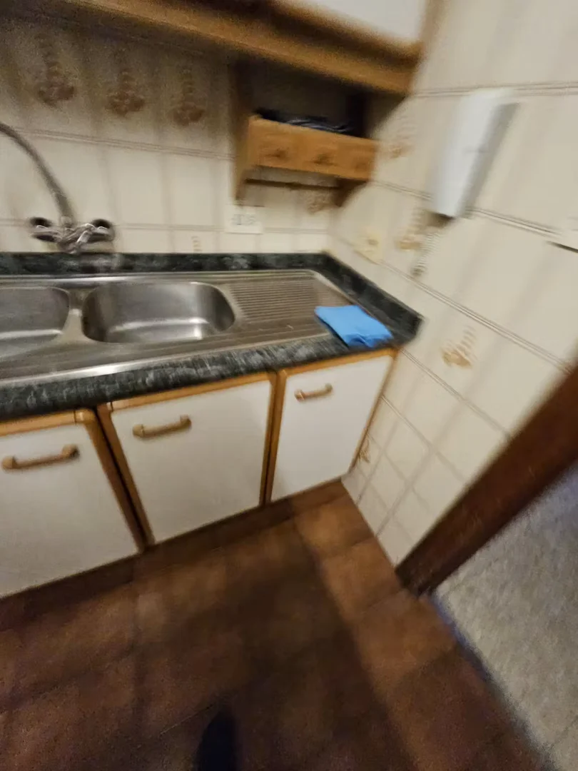 Quarto para alugar em apartamento de estudantes em , totalmente mobilado