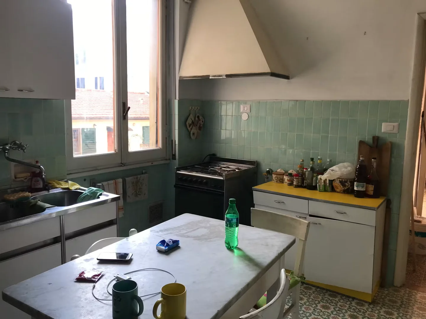 Pokój studencki w z miejscem do nauki i wspólnymi udogodnieniami