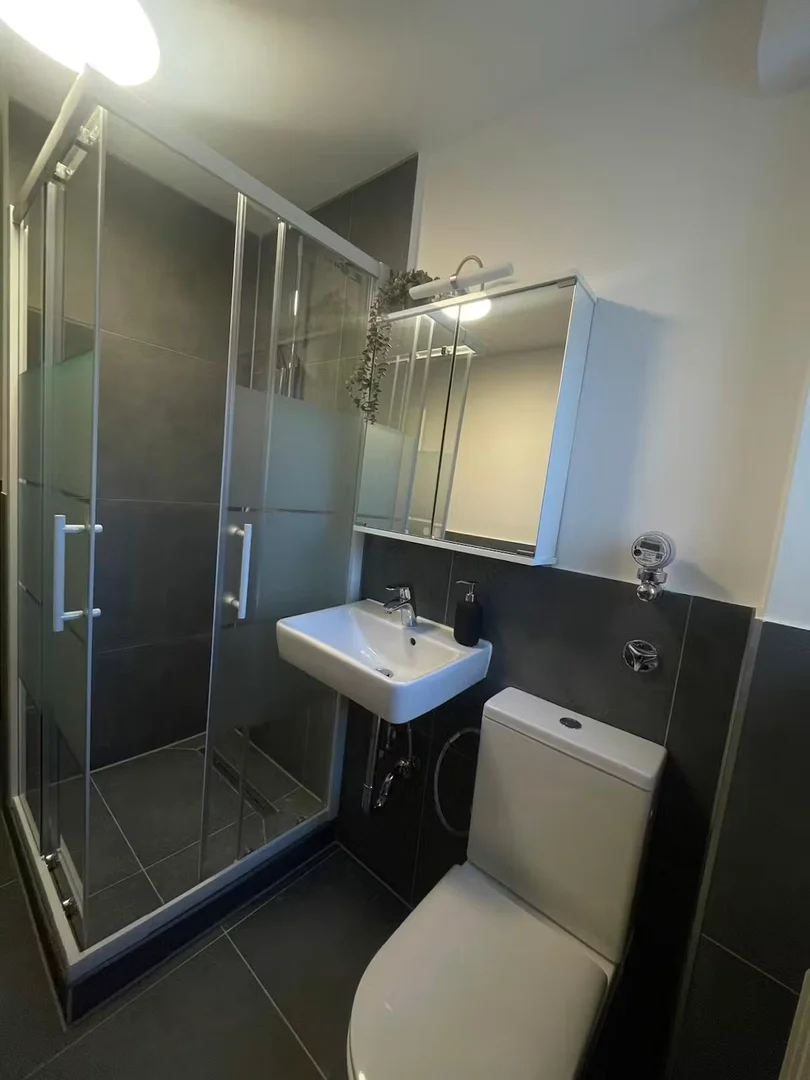Quarto acessível para estudantes com iluminação ampla em