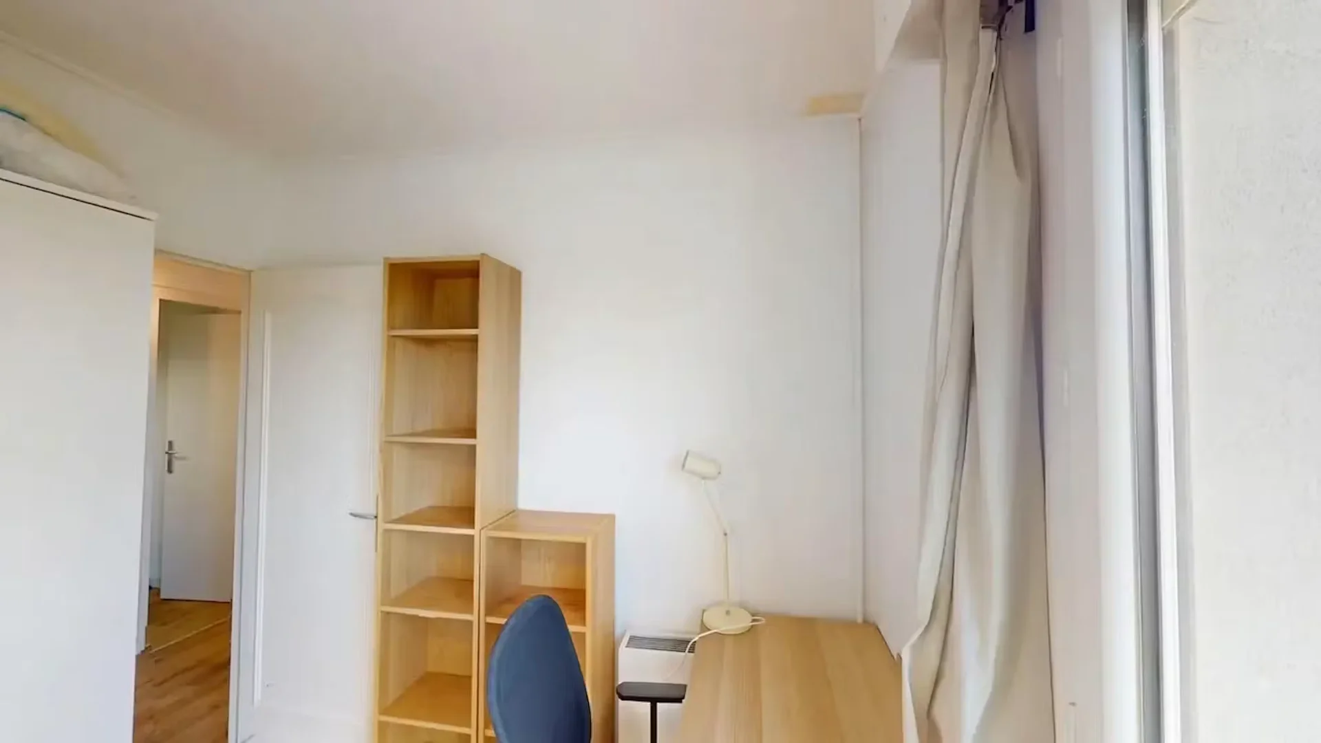 Quarto para alugar em apartamento de estudantes em , totalmente mobilado