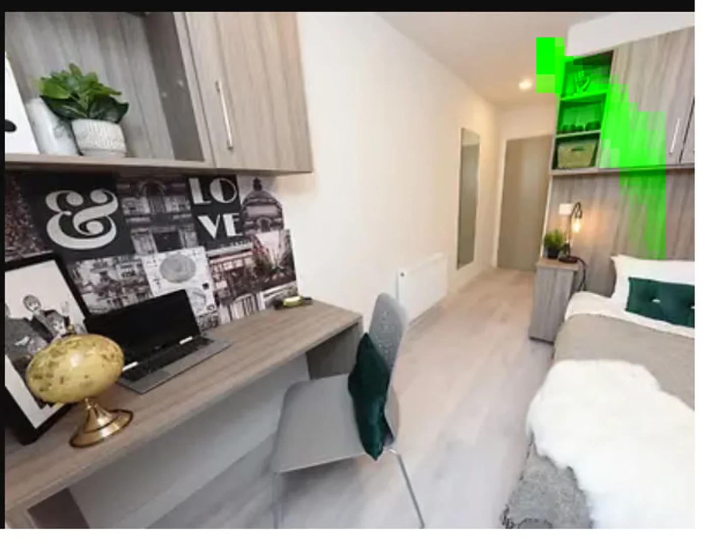 Quarto acessível para estudantes com iluminação ampla em 