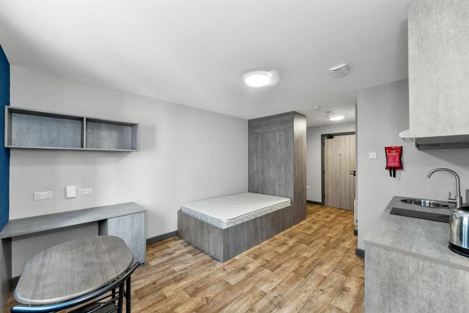 Chambre confortable pour étudiants disponible dans 