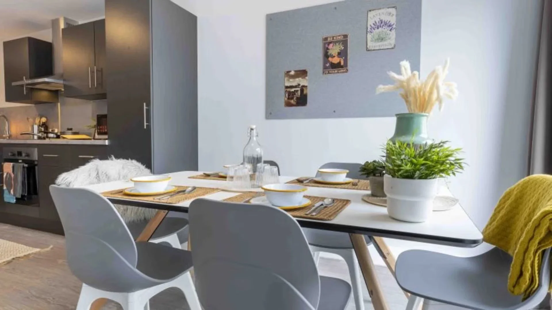 Quarto acessível para estudantes com iluminação ampla em 