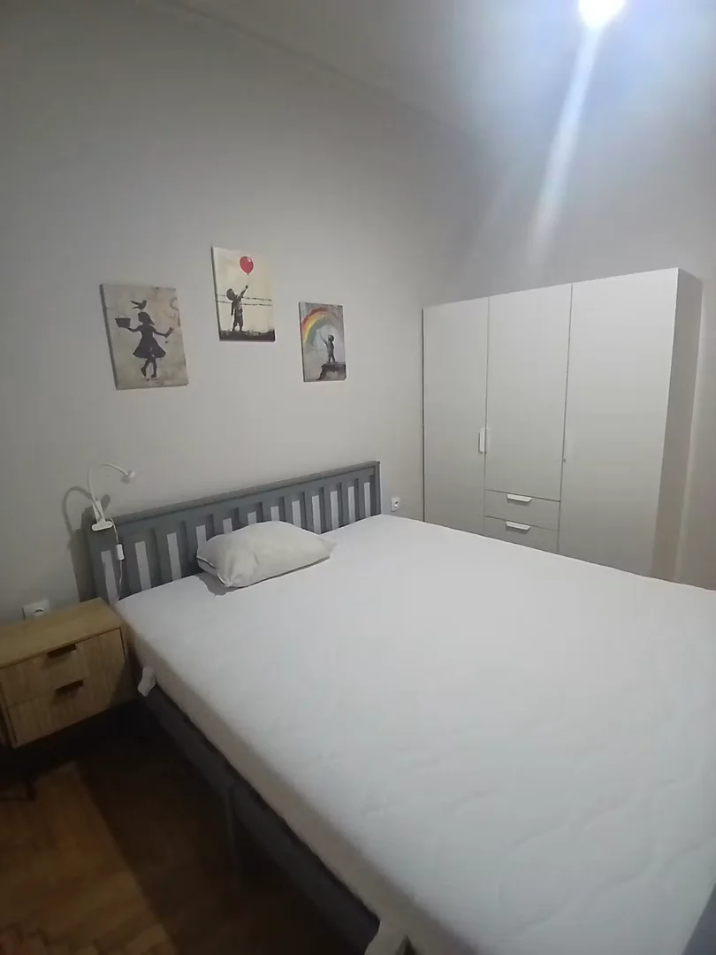 Chambre d'étudiant lumineuse et aérée avec accès facile à l'université dans