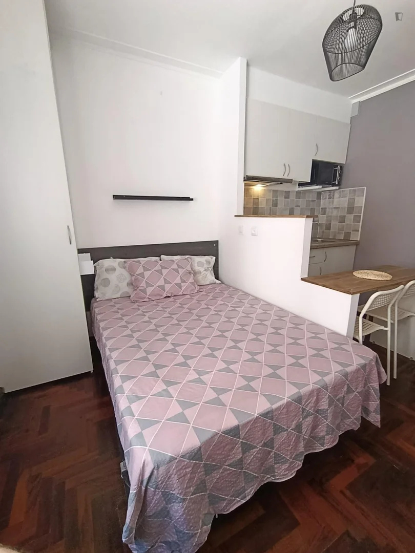 Apartamento estúdio acessível com características essenciais em 