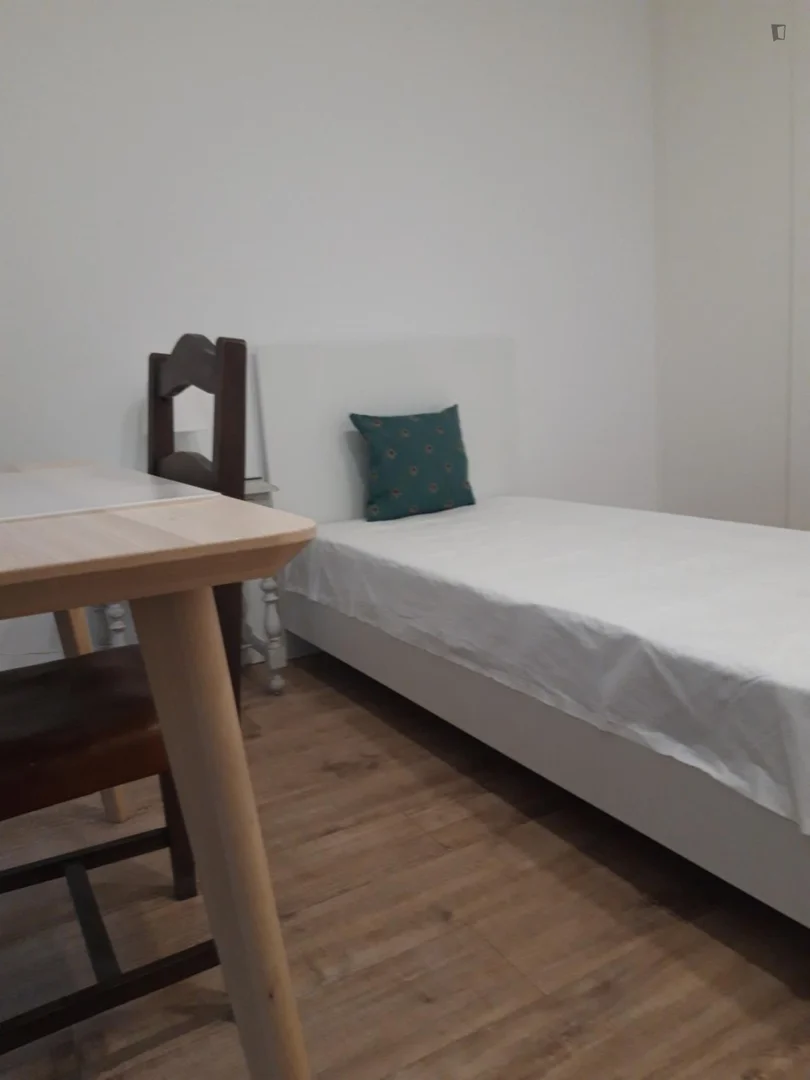 Habitación estudiantil luminosa y aireada con fácil acceso a la universidad en 