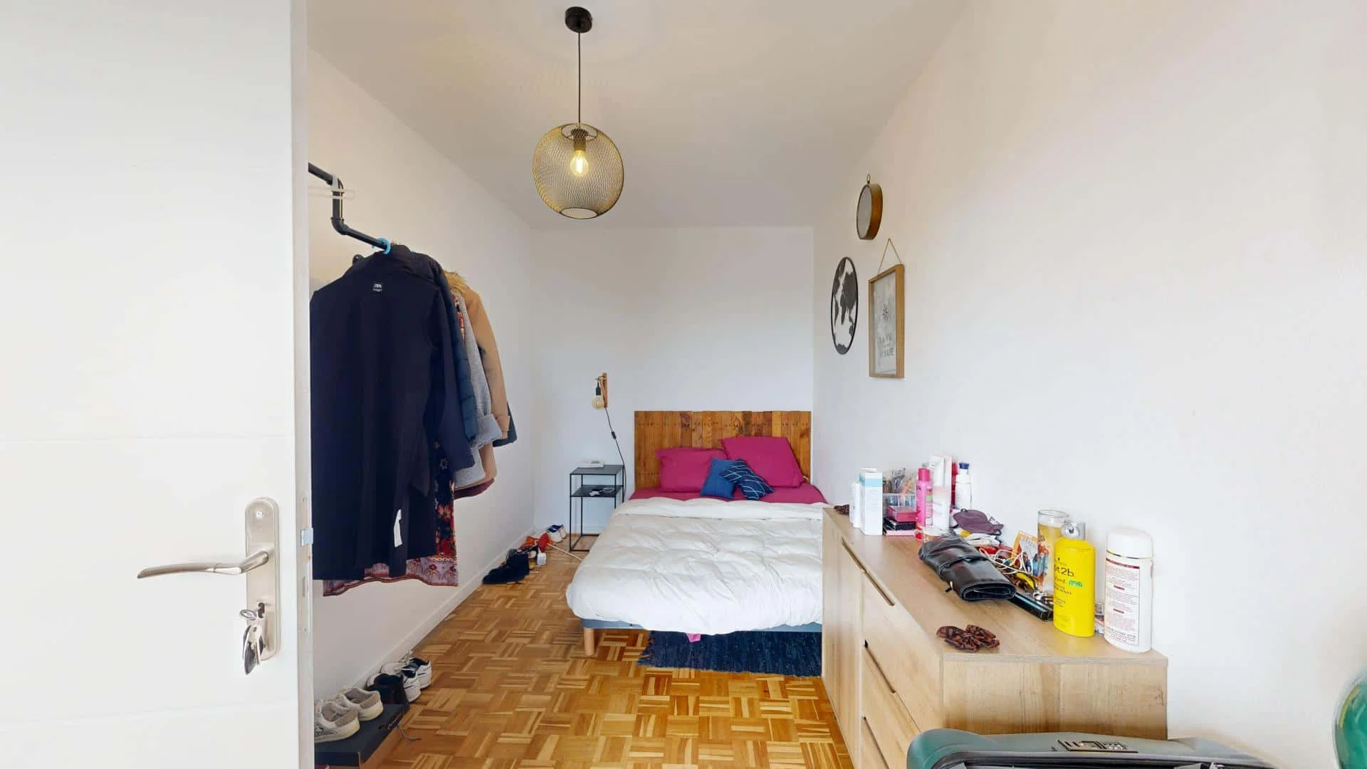 Chambre conviviale pour les étudiants dans  avec des équipements modernes