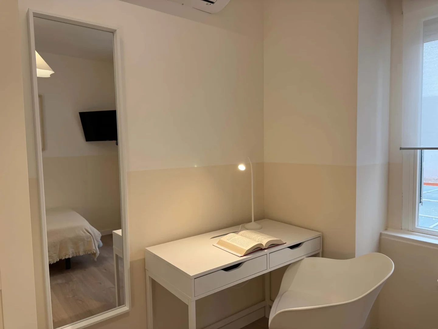 Student-friendly room in  with modern amenities