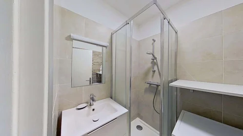 Quarto privado em 1 Sq. des Cloteaux, 35200 Rennes, France, imagem 7 de 9