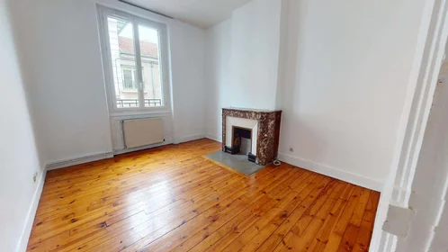 Alojamiento entero en 27 Rue Rouget de Lisle, 42000 Saint-Étienne, France, imagen 14 de 15