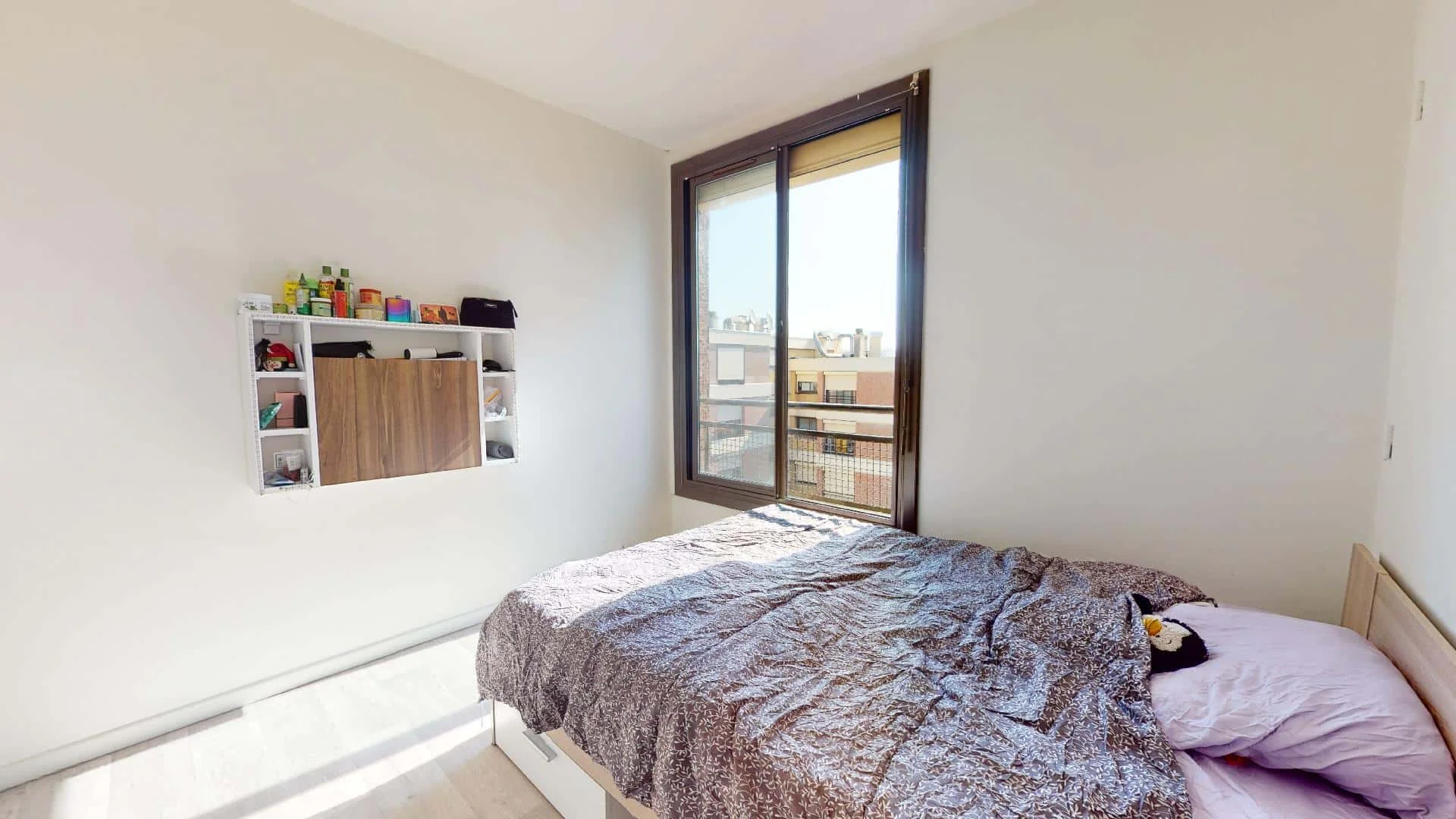 Quarto acessível para estudantes com iluminação ampla em