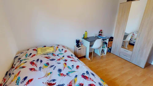 Habitación privada en 11 Sq. du Haut Blosne, 35200 Rennes, France, imagen 2 de 18