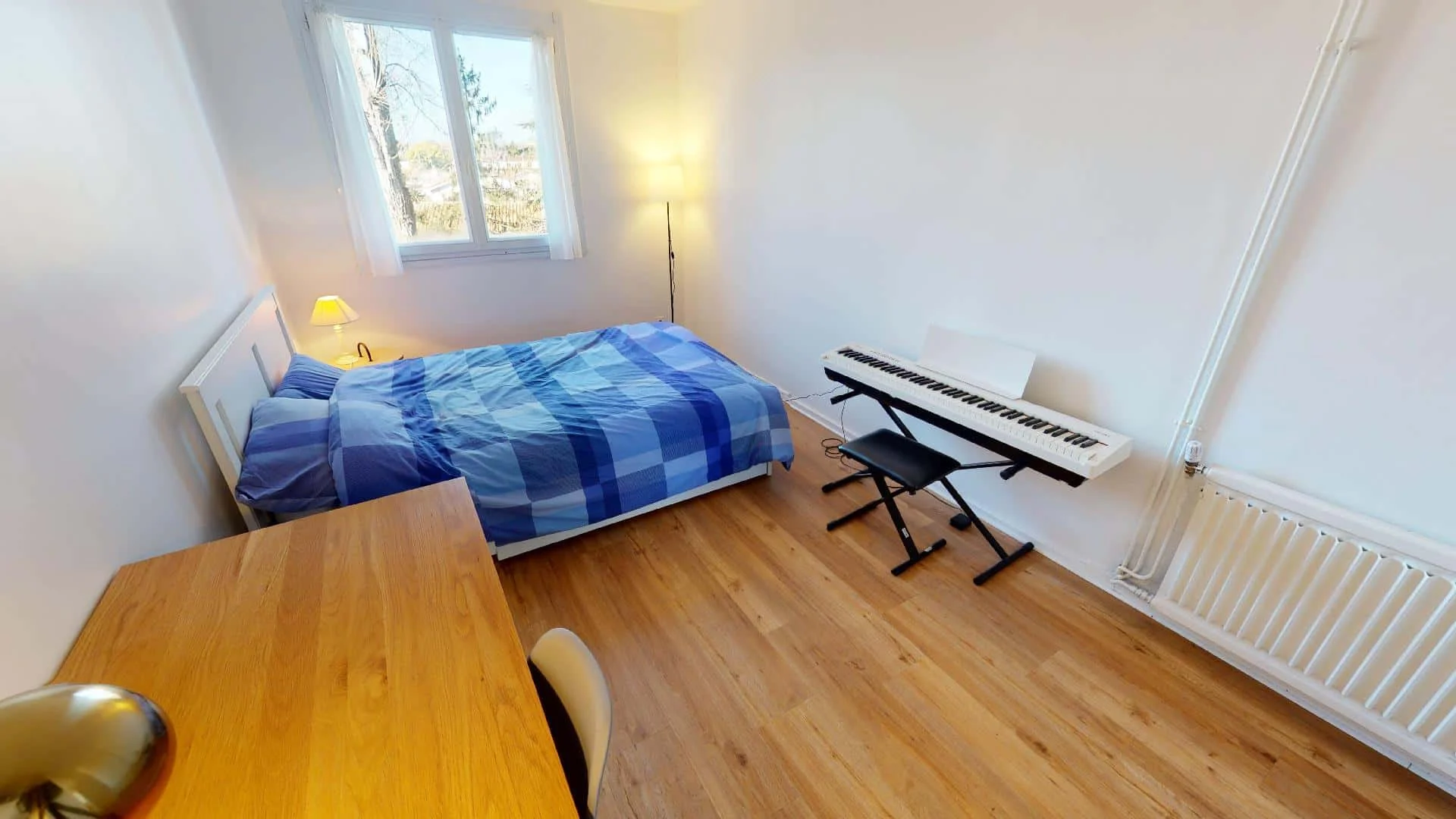 Quarto de estudante em  com área de estudo e instalações partilhadas