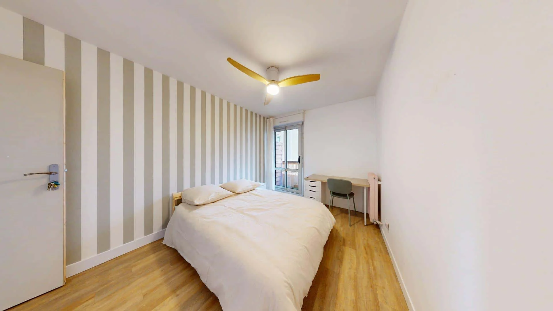 Stanza economica per studenti con ampia illuminazione in 