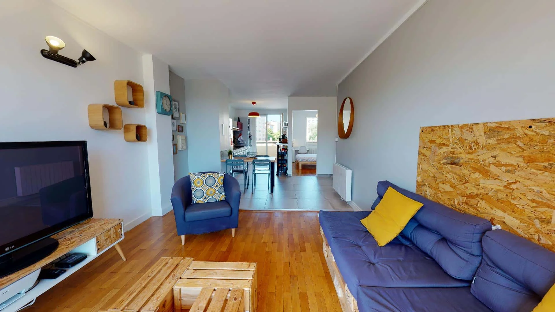 Affordable room for students with ample lighting in 