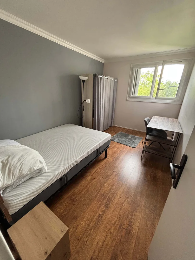 Habitación acogedora para estudiantes disponible en