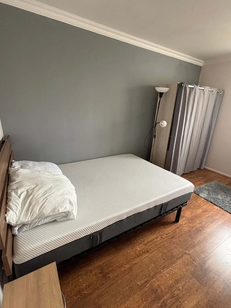 Habitación estudiantil funcional perfecta para estudiar en