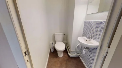 Quarto privado em 2 Rue Victor Hugo, 63000 Clermont-Ferrand, France, imagem 13 de 13