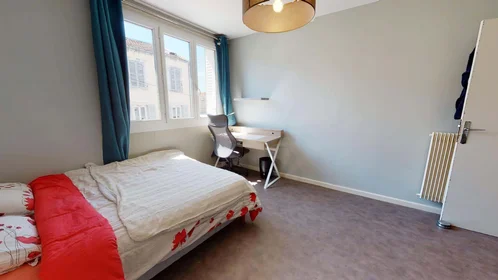 Quarto privado em 2 Rue Victor Hugo, 63000 Clermont-Ferrand, France, imagem 3 de 13