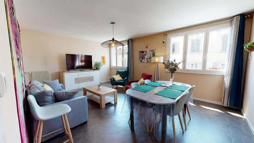 Quarto privado em 2 Rue Victor Hugo, 63000 Clermont-Ferrand, France, imagem 1 de 10
