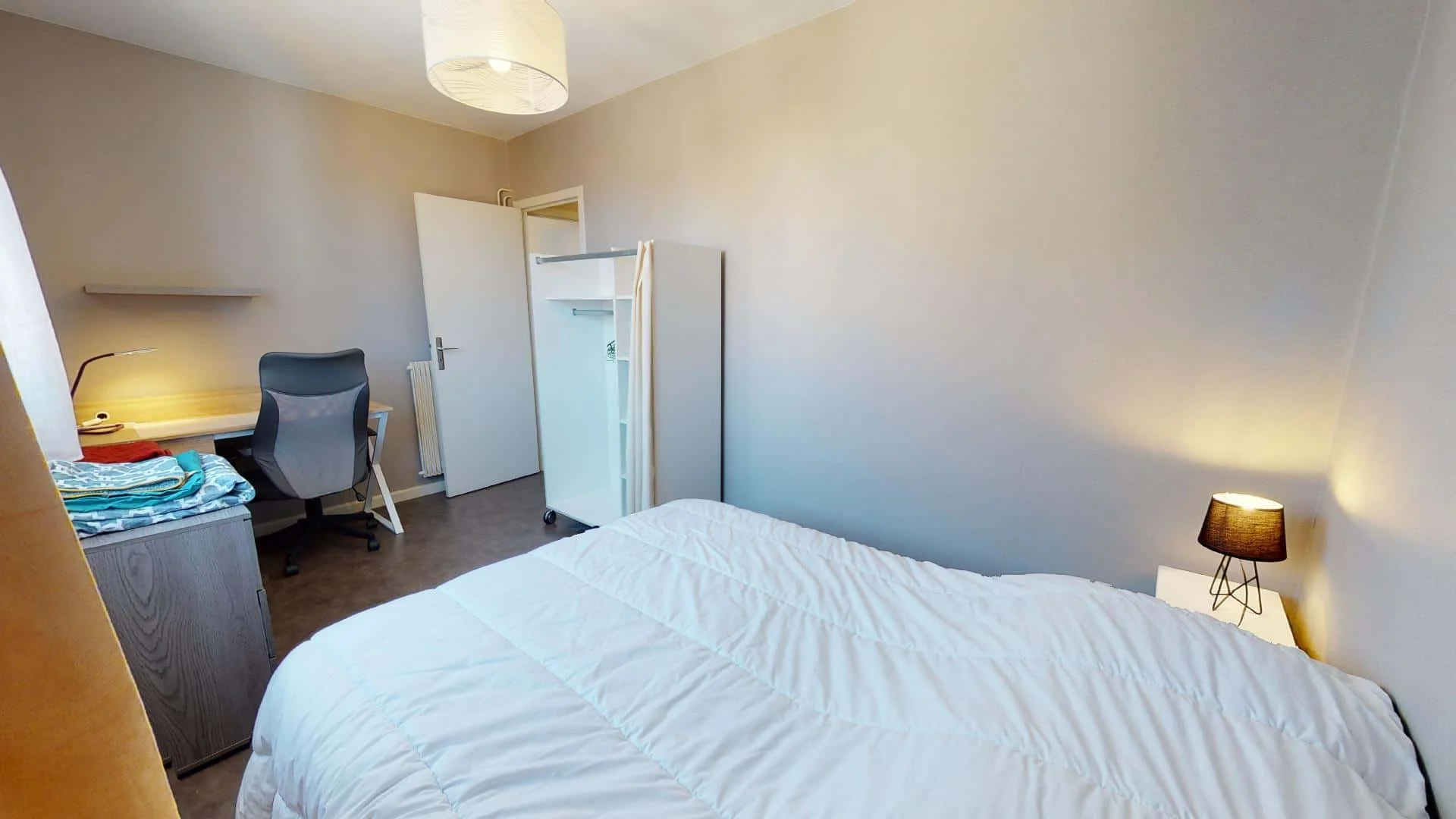 Quarto de estudante luminoso e arejado com acesso fácil à universidade em 